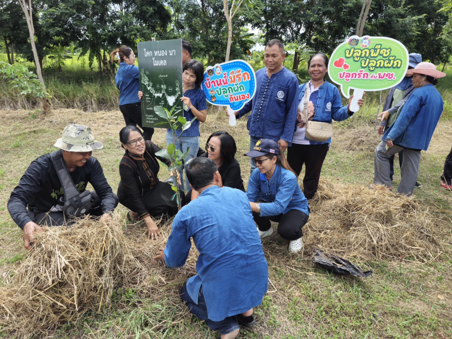 พช.ศีขรภูมิ ขับเคลื่อนกิจกรรมโครงการสร้างความมั่นคงทางอาหาร "ชุมชนนี้มีรักปลูกผักกินเอง"